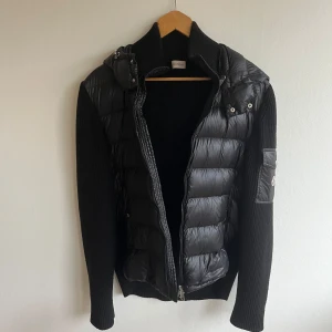 Moncler Cardigan - Säljer nu denna asfeta moncler cardigan perfekt till hösten och vintern. Skick 9,5/10. Storlek M passar L. Nfc tag och qr kod är aktiverade. Byter gärna mot andra jackor i samma prisklass. Hör av er vid frågor eller funderingar!