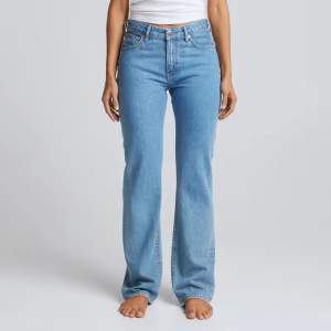 Säljer nu dessa slutsålda jeans från bikbok i modellen ”JP low straight 550”. I storleken 25/32. De är använda och tvättade ca 4gånger men fortsatt i mycket bra skick. Ordinariepris 699:-