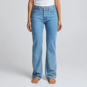 Jeans - JP low straight 550 - Säljer nu dessa slutsålda jeans från bikbok i modellen ”JP low straight 550”. I storleken 25/32. De är använda och tvättade ca 4gånger men fortsatt i mycket bra skick. Ordinariepris 699:-
