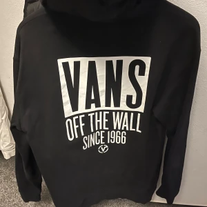 Vans hoodie  - Super fin Vans hoodie som jag tyvärr inte använder 