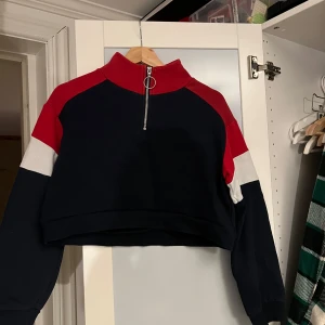 Kort tjock tröja  - Är väldigt kort men lite oversized i armarna och över axeln 