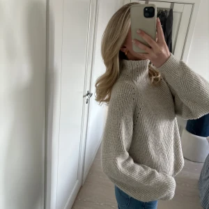 Tröja med halvpolo - Superfin stickad tröja från h&m med halvpolo💕