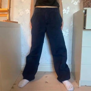 blåa chinos byxor - mörkblåa chinos brallor. jättesköna och coola. inga skador. jag är 167cm. skriv gärna för mer info, mått eller pris.