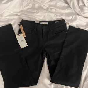 svarta mavi jeans - helt oanvända mavi jeans, storlek 30 och längd 29! midjemått: 37cm innebenslängd: 76cm