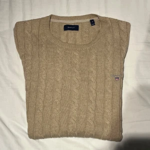 Stickad tröja av gant - Väldigt lite använd och färgen är nästan lite guldig väldigt schysst.  Tveka inte på att skriva om du undrar över något😁 