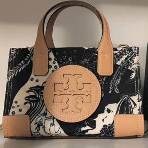 Printed mini Ella tote från Tory Burch, collector edition print i Art deco inspirerad stil. Aldrig använd, endast öppnad för att se så att axelremmen fanns med. Stått som prydnad i mitt skåp bland andra väskor ☺️