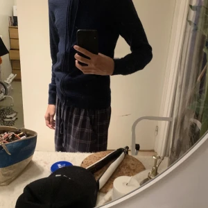 Kashmir hoodie Nk - Tja, säljer då min helt nya kashmir zip hoodie i mörk blå från NK John Henric i Göteborg. kvitto finns och påse så att ni ser den är äkta bara höra av sig. Vid snabb affär sänker ja priset 