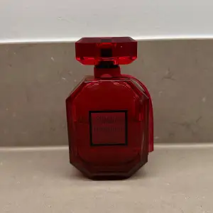 Victoria’s Secret bombshell intense Parfym. Originellt 100ml, mängd kvar syns på bild. Den har förvarats mörkt och svalt! Doftnoter: https://www.fragrantica.com/perfume/Victoria-s-Secret/Bombshell-Intense-56355.html