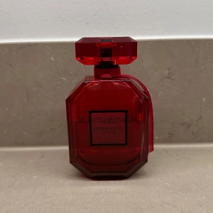 Victoria’s Secret bombshell intense EDP - Victoria’s Secret bombshell intense Parfym. Originellt 100ml, mängd kvar syns på bild. Den har förvarats mörkt och svalt! Doftnoter: https://www.fragrantica.com/perfume/Victoria-s-Secret/Bombshell-Intense-56355.html