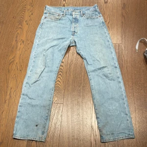 Blåa straight 501 levis jeans - En olje fläck på benet, men annars i bra skick!