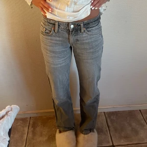 Lågmidjade jeans gråa  - Superfina gråa lågmidjade jeans från Weekday i ett superskick!! ❤️