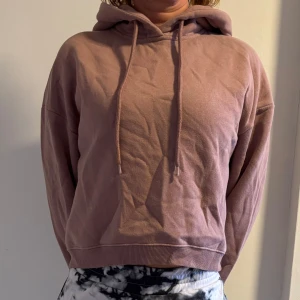 Hoodie - Bra skick. Använd upp till 10 gånger, säljer för att jag inte använder den
