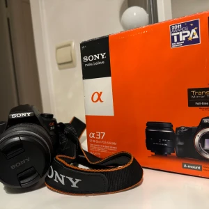 Sony a37 systemkamera  - Utmärkt skick, har fotat enstaka gånger men har inte haft användning för den så den har fått stå i skåpet. Alla funktioner funkar, inga skador. 