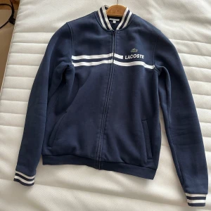 Lacoste zip tröja  - Nästan aldrig använd bra skicka  Pris kan diskuteras vid snabb affär 
