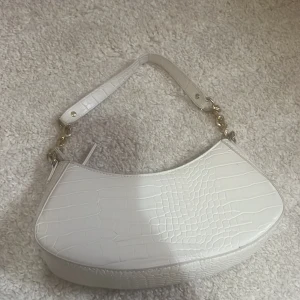 Vita väska  - Den är helt ny, jag vill sälja denna för den bara är i mitt rum utan att den har någon användning.