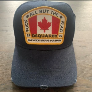 Dsquared2 keps - -Denna keps är i bra skick, 8,5/10.  -Nypris runt 1600kr, mitt pris 450kr. Priset kan diskuteras.