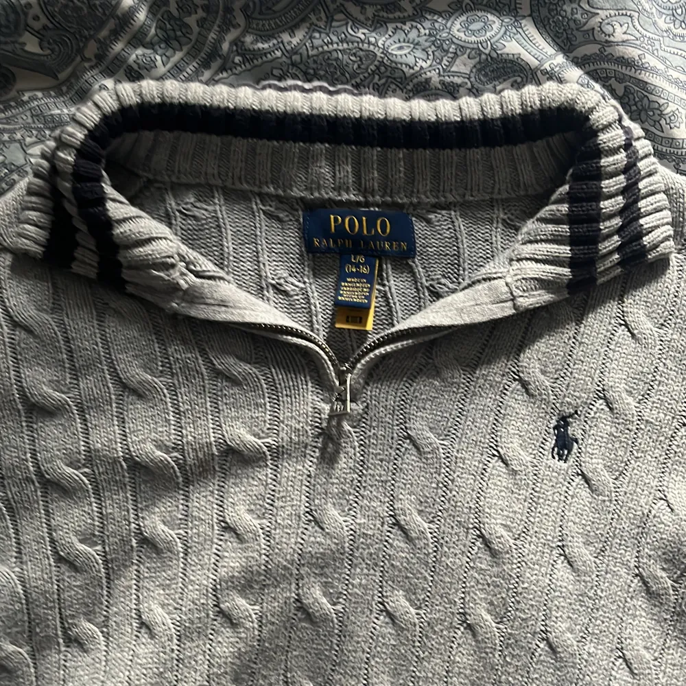 Half zip Ralph Lauren i bra skick storlek xs/160 du kan skriva ett pris du skulle kunna tänka dig om mitt inte är bra.. Hoodies.