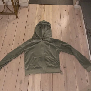 Tjock tröja  - Tjock tröja från juicy ljus grön bra skick knappt använd ❤️