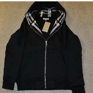 Burberry kofta - Storlek M passar S helt ny