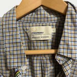 Fred Perry Skjorta Bradley Wiggins - Äldre modell Fred Perry Skjorta Bradley Wiggins sparsamt använd