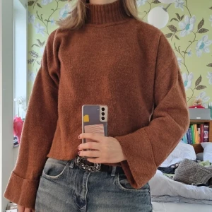 Brun stickad polotröja - Säljer en supermysig brun stickad tröja från gina tricot. Väldigt mjuk och varm, så perfekt nu mot höst och vinter. Tröjan har långa ärmar och en klassisk polokrage som håller dig varm. Den är lite loose fit, vilket gör den extra bekväm.