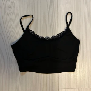 Svart linne - Svart croppat linne med spets✨