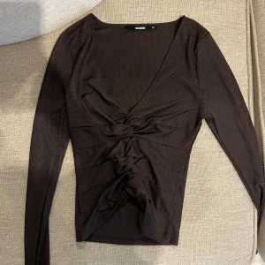 Långärmad topp  - Långärmad topp från Bikbok. Har hål i mitten som modell. Pris kan diskuteras. 