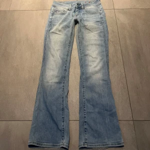 Lågmidjade bootcut jeans  - Sjuk snygga G star raw jeans me låg midja och bootcut!! Midjemått: ca 36cm rakt över, innerbenslängd: ca 77cm 