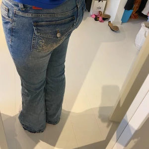 Lågmidjade jeans  - Skit snygga lågmidjade jeans med coola fickor💙💙botcut!!