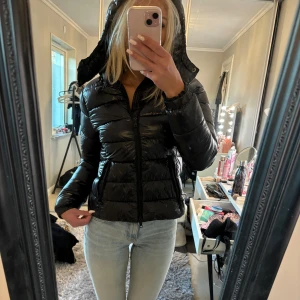 lager 157 kort pufferjacka - Lager 157s ”kort pufferjacka Nikki” som är helt slutsåld. helt ny med prislapp kvar! storlek xxs men passar också xs🩷buda från 450