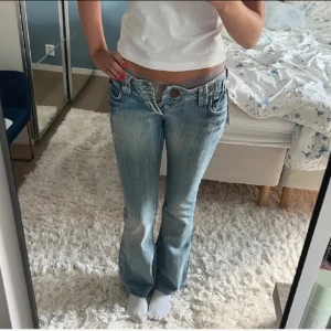 Lågmidjade jeans! - Midjemått: ca 39cm Innebenslängd: ca 76cm