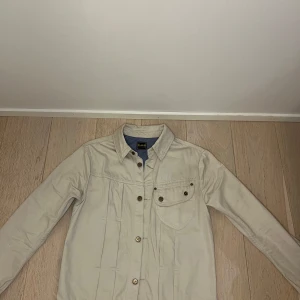 Lee denim jacket - Lee gold label  Slim fit/ L fits better M. Sustainable denim material, soft and comfortable.  Sleeves lenght 63cm  It has a little stain in the back as the picture shows but not much signs of useage otherwise.