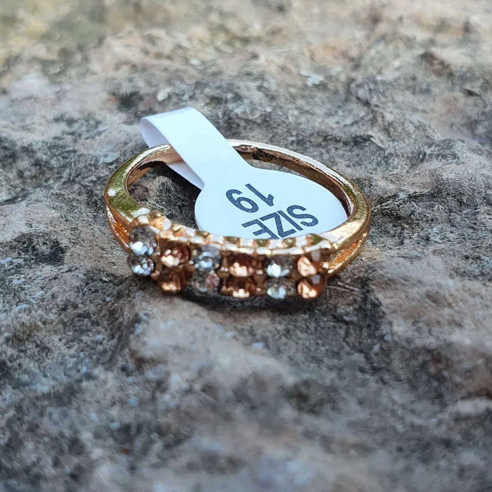 Ring med strass st 19 ✨️✨️✨️Titta igenom alla mina upplagda och köp fler saker i bundle för att spara på frakten och få allt du köpt i ett och samma paket✨️✨️✨️. Accessoarer.