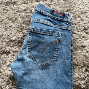 Dondup George - Säljer dessa feta Dondup George jeans i väldigt bra skick, nästan oanvända. Storleken är 34. Nypris ligger på runt 2500kr. Hör av er vid minsta fundering!