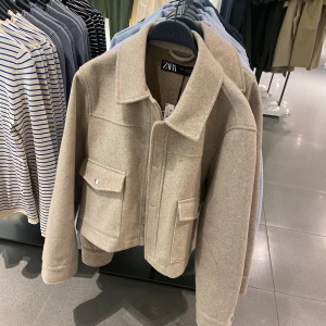 Zara jacka - Säljer den här jätte fina jackan från zara.  Har en bra matrial, knapp andvänd och i jättefin Skick❣️