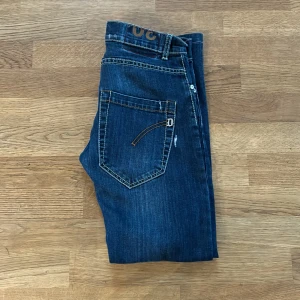 Dondup george jeans - Säljer dessa dondup jeans som är i skick:10/10 nypris:3500 mitt pris:999 storleken är W32 och passar en person som är 172