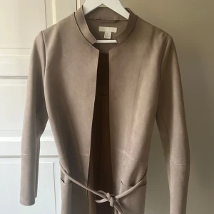 Kavaj/jacka i mocka - Fin tunn jacka/kavaj i mocka från H&M. Knappt använd