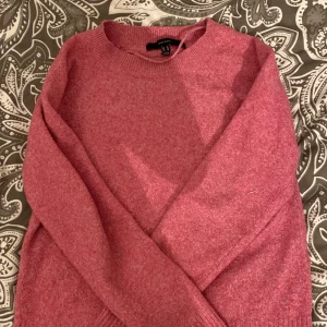 rosa stickat tröja - rosa stickat tröja från vera moda, är i storlek xs. Är rätt använd men är super bekväm 