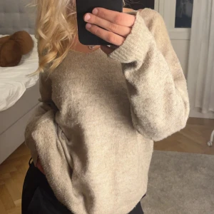 Stickad tröja  - Jätte fin beige stickad tröja, jätte mysig nu till hösten💗💗