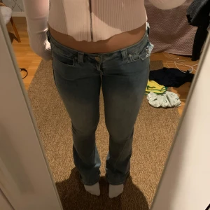True Religion Jeans JOEY - Säljer dessa suuuuperfina jeansen eftersom att dom var fel storlek för mig💕 inga tecken på användning och MYCKET billigare än nya💕 W28 Midjemått: 77cm Innerbenslängd: 84cm - Nypris 1299kr 