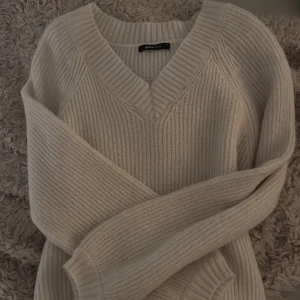 Vit stickad  tröja - säljer denna vita stickade tröjan från Ginatricot då den inte används längre . den är i fint skick och knappt använd 💗