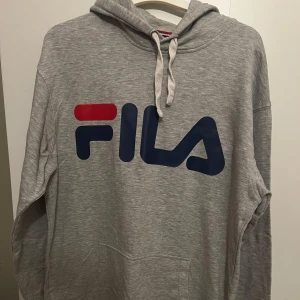 Fila hoodie med luva  - Ny sick, normal i storlek men passar mer M/L