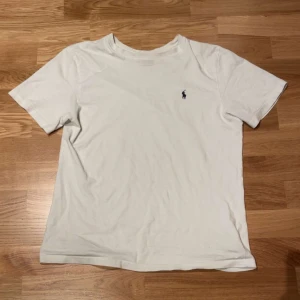Polo T-shirt  - Vit polo T-shirt använd ca 1-2 månader riktigt skön storlek S