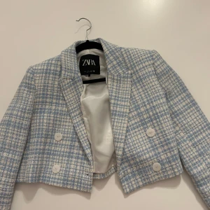 Zara kort kavaj - Zara kort kavaj, jätte fin och i bra skick. Köpt för fullt pris.