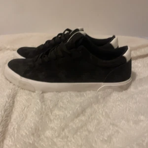 Skor från boohoo - Hej,säljer ett par skor i 43 fast passar mig med 45 helt okej skick.