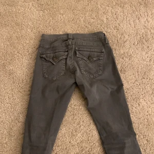 True religion jeans - Säljer mina true religion jeans, dom är storlek 26 men skulle säga att dom är runt storlek 23/24. 