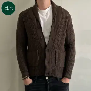 Cardigan från Massimo Dutti | Storlek: S/M - Skicket på denna cardigan är väldigt bra utan defekter - Vårat pris: 599kr - Nypris: 1,099kr - Modellen är 185cm och väger 81kg. 