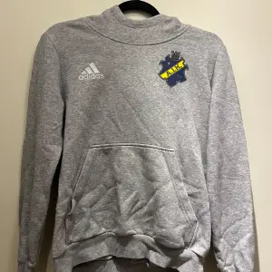 Ljusgrå AIK hoodie från Adidas. Barnstorlek 164 men passar även som XS. Fint skick☺️