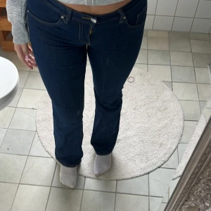 Lowrise bootcut jeans  - Säljer ett par mörkblå jeans från HM (som köptes o Turkiet) storlek 38, och säljer för att jag inte använder de. Är 167 ungefär och det slutar vid min häl lite under. Fler bilder kan skickas🩷 samt pris diskuteras. Köpte dessa för 350