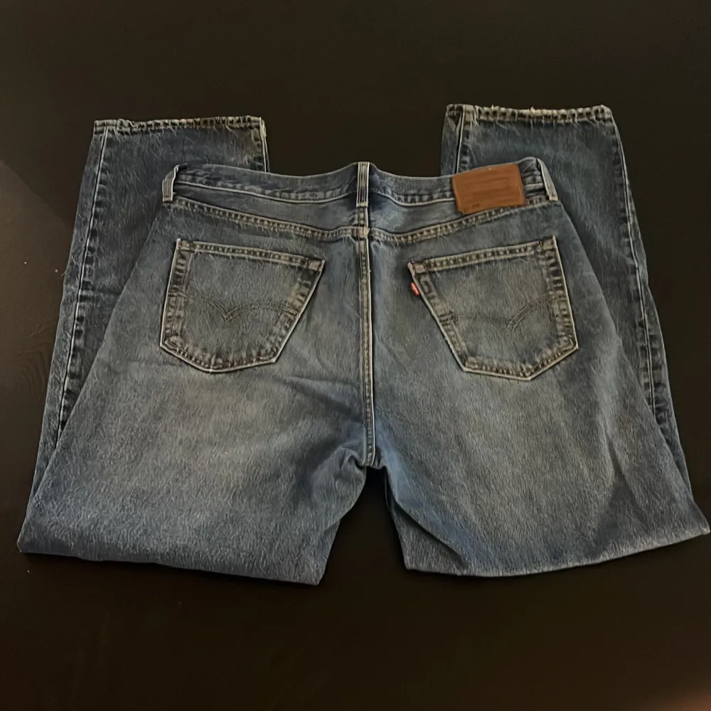 Fina Levis jeans i storlek W34/L32, byxorna är i väldigt bra skick, hör av er vid funderingar.. Jeans & Byxor.